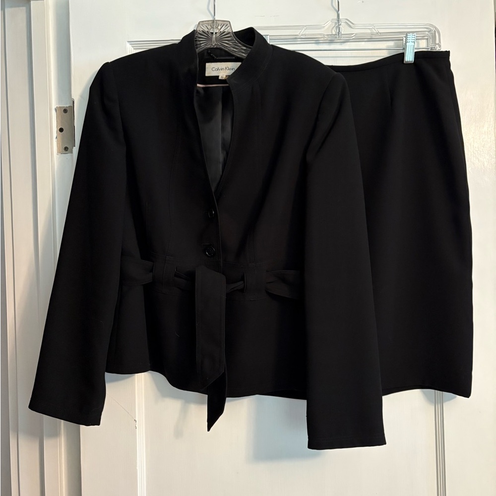 Very flattering Calvin Klein Classic Black Skit Suit 10